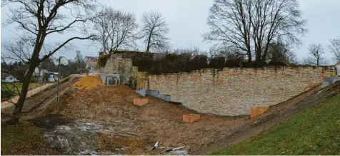  ?? Fotos: Simone Bronnhuber ?? Die Fundamente für den Steg mit Brücke, der von der Bewertungs­stelle zum Schloss führen soll, wurden bereits erstellt. Im Frühjahr soll dann der Ausbau erfolgen. Der Donauwörth­er Architekt Karl Uhl sagt, dass dieses Projekt sinnlos und völlig unnötig ist.