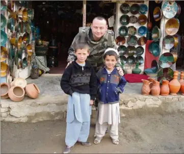  ?? (Photo DR) ?? Jean-louis Bertolotti, ici avec deux enfants afghans dans la « rue des potiers ».