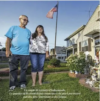  ??  ?? Un couple de retraités d’Indianapol­is. Le quartier où ils vivent depuis trente ans a été peu à peu investi par des Afro-Américains et des latinos.