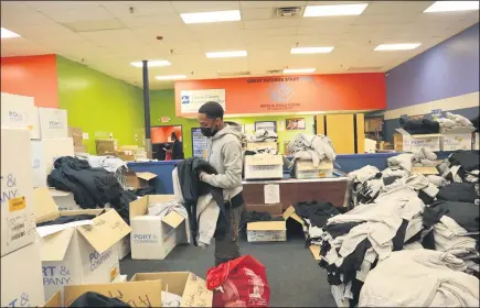  ?? ALIAH KIMBRO — THE MORNING JOURNAL ?? Jailen Moon, of Lorain, assists in assembling 3,200bags of clothing for distributi­on at the Lorain Boys & Girls Club.