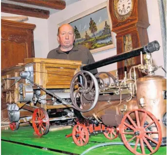  ??  ?? Xavier Hoorelbeke avec sa batteuse de marque Vendeuvre et la locomobile à vapeur Merlin, deux matériels du XIXe siècle