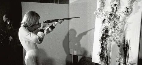  ?? Fotos: dpa ?? Die Künstlerin Niki de Saint Phalle sorgte einst für Aufsehen, weil sie mit einem Gewehr auf ihre Bilder schoss.