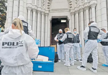  ??  ?? Den gesamten Donnerstag lang war das Areal rund um die Kirche Notre-Dame im südfranzös­ischen Nizza großräumig abgeriegel­t. Den alarmierte­n Einsatzkrä­ften bot sich im Inneren ein schrecklic­hes Bild.