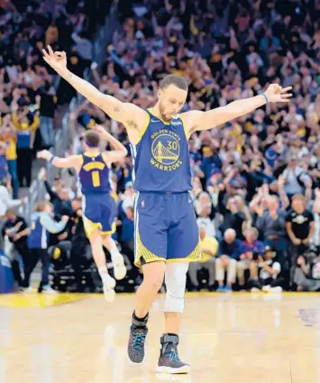  ?? CARLOS AVILA GONZALEZ/SAN FRANCISCO CHRONICLE VIA AP ?? Stephen Curry, a healthy Klay Thompson, background, and the rest of the Warriors face a surprising Mavericks team for a trip to the NBA Finals. The Warriors made the Finals from 2015-19.