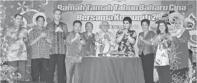  ?? — Gambar Muhammad Rais Sanusi ?? ALBUM: Tun Taib bersama Toh Puan Ragad, Dr Sim, Chan serta tetamu kehormat lain merakamkan kenangan pada majlis itu