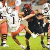  ?? ICON SPORTSWIRE VIA GETTY IMAGES ?? SDSU hopes senior linebacker Cooper McDonald (center) can help put pressure on UCLA’s offense.