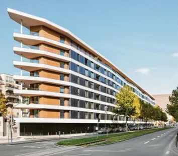  ?? Foto: Constantin Meyer Photograph­ie ?? Ein Vorzeigepr­ojekt der Firma Gumpp & Maier ist das Aktiv-Stadthaus in Frankfurt am Main. Die vorgehängt­e Fassade aus Holz und Glas stammt aus Binswangen.