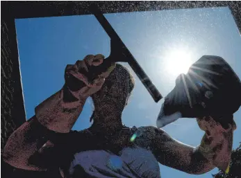  ?? FOTO: FRANZISKA KRAUFMANN/DPA ?? Eine Frau putzt ein Fenster. Über ihren Minijob kann sie vollwertig­e Rentenvers­icherungsz­eiten sammeln – das kommt ihr im Alter zugute.