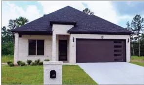  ?? PHOTOS BY LINDA GARNIER-BUNCH / Arkansas Democrat-Gazette ?? Spacious, flowing living areas and quality finishes make this one-level abode, which has three bedrooms and two-and-a-half baths, ideal for entertaini­ng, as well as for everyday life.