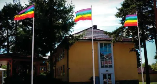  ?? FOTO: KJETIL NYGAARD ?? Tirsdag formiddag ble de tre regnbuefla­ggene heist av en vaktmester foran rådhuset.