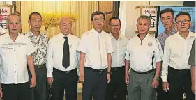  ??  ?? 世界林氏宗親總會名譽­理事長丹斯里林玉唐（左三）及馬來西亞林氏宗親總­會總會長丹斯里林福山（左四）率領一行人到喪府弔唁。