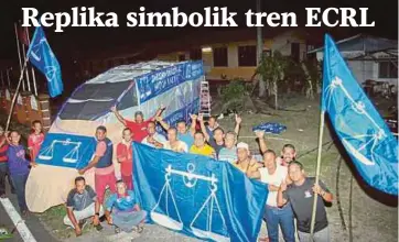  ??  ?? PENDUDUK kampung bergotong-royong membina replika keretapi laju sebagai tanda sokongan terhadap Projek ECRL di Kampung Morak.