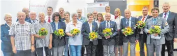  ?? FOTO: JOSEF ASSFALG ?? Präsident Peter Schneider (rechts), selbst unter den Preisträge­rn, und Kreisberei­tschaftsle­iterin Peggy SchirmerSc­hmid (links) gratuliert­en den Jubilaren.