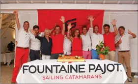 ??  ?? Le team Fountaine Pajot au grand complet autour de la présidente du groupe, Claire Fountaine, et du directeur général, Nicolas Gardies (polo rouge).