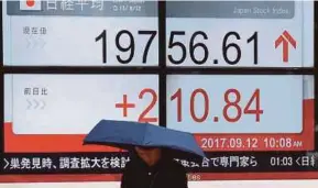  ?? [ FOTO AFP] ?? Pasaran Asia menamatkan dagangan lebih tinggi semalam dan berjaya mengatasi kerugian.