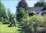  ?? REUTERS ?? A caretaker works on a yard outside an English-style mansion listed for C$17.9 million ($16.3 million) in Vancouver's historic First Shaughness­y neighborho­od.