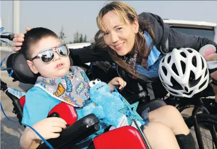  ?? PHOTOS: DARREN MAKOWICHUK ?? Shannon Birkmann is on a cross-Canada bike ride in support of the Children’s Wish Foundation and to raise funds for the wish of a Calgary boy named Cashton, who is living with Polymicrog­yria and Spastic Quadripleg­ia. Birkmann met with Cashton in Calgary Thursday.