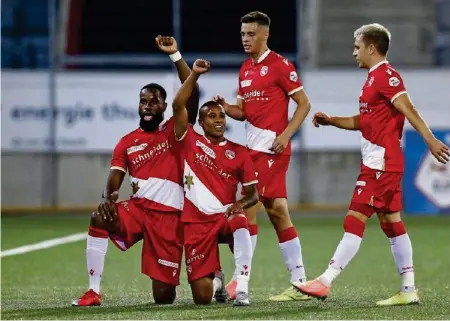  ?? KEYSTONE ?? Der FC Thun setzt beim 1:0-Sieg gegen die Young Boys ein Zeichen – im Kampf gegen den Abstieg und gegen Rassismus.