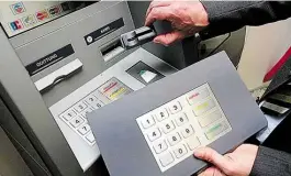  ?? DPA-BILD: FREY ?? Vorsicht beim Geldabhebe­n: Ein Sparkassen-Mitarbeite­r demonstrie­rt an einem Geldautoma­ten die „Skimming“Technik.