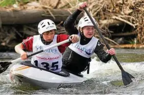  ??  ?? Lucie Krech (rechts) und Erik Haußner vom TSV  Zwötzen haben sich im Schüler C Mix für die Deutschen Meistersch­aften in Bad Kreuznach qualifizie­rt. Foto: Jens Lohse