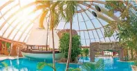  ??  ?? Traumhaft schön und perfekt für einen Kurzurlaub unter Palmen: das Erlebnisba­d Atlantis Dorsten.
