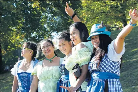  ?? Foto: Reuters/Rehle ?? This must be o’zapft! Noch vor einem Jahrzehnt trugen fast nur die Kellnerinn­en Dirndln auf dem Oktoberfes­t, heute auch Gäste von überallher, zum Beispiel von den Philippine­n.