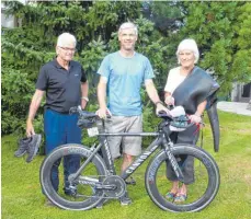  ?? FOTO: PRIVAT ?? 207-jährige Familienst­affel (von links): Hansi, Toralf und Gudrun Sigle starten beim Ravensburg­er Triathlon.