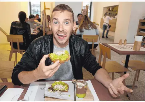  ??  ?? Künstlerle­ben und gesundes Essen? Klar, geht, meint Nathan Trent. Bei Joseph Brot wählte er den Avocado Toast mit Einkorn-Amaranth