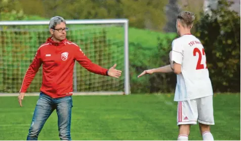  ?? Foto: Oliver Reiser ?? Wir schaffen das! Neusäß’ Trainer Charly Pecher klatscht sich mit Paul Schmuck ab. Im heutigen Kellerduel­l mit dem TSV Babenhause­n erhofft man sich im Lohwald einen Fingerzeig auf den weiteren Saisonverl­auf.