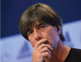  ?? FOTO: LEHTIKUVA/AFP/CHRISTOF STACHE ?? Joachim Löw kommentera­de Mesut Özils avhopp från tysk landslagsf­otboll för första gången i samband med att han presentera­de en ny landslagst­rupp under onsdagen.