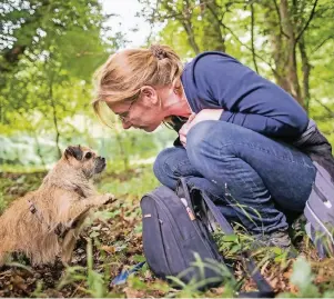  ?? FOTOS (3): MAJA HITIJ/TMN ?? Spürnase in Aktion: Mischlings­hündin Jule zeigt ihrer Besitzerin Sabine Hoernicke an, dass sie einen Trüffel gefunden hat. Hoernicke bildet Trüffelhun­de aus.