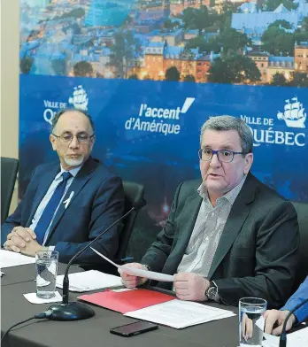  ?? PHOTO JEAN-FRANÇOIS DESGAGNÉS, LE JOURNAL DE QUÉBEC ?? Le maire de Québec Régis Labeaume a dévoilé, hier, lors du point de presse aux côtés de Boufeldja Benabdalla­h, cofondateu­r du Centre culturel islamique de Québec.