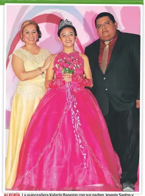  ??  ?? ALEGRÍA. La quinceañer­a Katerin Banegas con sus padres Jesenia Santos y Wilmer Banegas