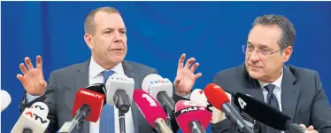  ?? Reuters ?? Generalsek­retär Harald Vilimsky (l.) und FPÖ-Chef Heinz-Christian Strache fühlen sich in Medienberi­chten oft unfair behandelt.