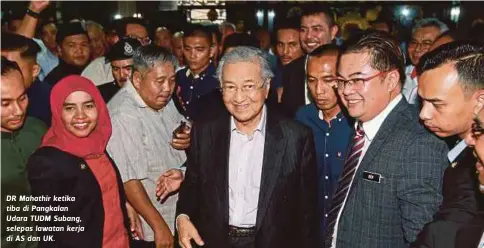  ??  ?? DR Mahathir ketika tiba di Pangkalan Udara TUDM Subang, selepas lawatan kerja di AS dan UK.