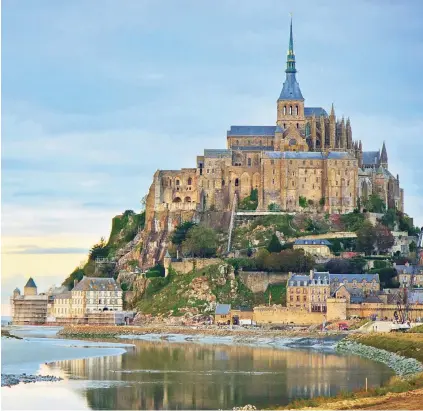  ??  ?? Beliebtes Ziel auf einer Rundfahrt durch die Normandie: der Mont Saint Michel.