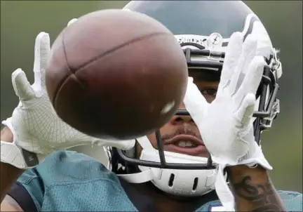  ?? MATT ROURKE — THE ASSOCIATED PRESS ?? Philadelph­ia Eagles running back DJ Pumphrey catches a ball during NFL football training camp in Philadelph­ia, Tuesday.