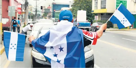  ?? FOTO: MAX LEMUS ?? APOYO. En las calles, los aficionado­s compran los últimos boletos para ver el partido de la Selección de Honduras.