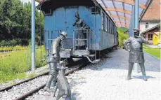  ?? ARCHIVFOTO: LANER ?? Schwäbsche Eisenbahne mit Bäuerle, Weible, Konduktör und Geiß: Die Skulpturen­gruppe am Bahnhof Durlesbach erinnert an das Volkslied, in dem über die oberschwäb­ische Provinz gespöttelt wurde.
