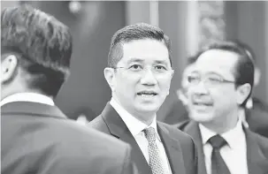  ?? — Gambar Bernama ?? HADIRI PARLIMEN: Mohamed Azmin (tengah) ketika ditemui di lobi Parlimen di Kuala Lumpur, semalam.