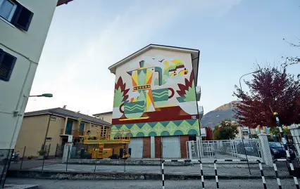  ??  ?? All’opera Il murale di Oscar «Odd» Diodoro nel quartiere Don Bosco. L’artista ha finito oggi, dopo una settimana, il lavoro