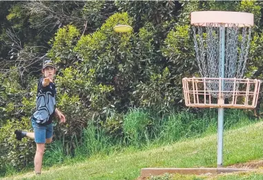  ?? ?? Atticus Ariston has been crowned the state’s disc golf champion. Picture Sean Gottschlin­g