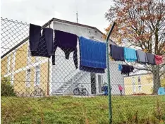  ?? Foto: dpa ?? Auf dem Gelände der früheren Max Immelmann Kaserne in Manching Oberstimm sind Asylsuchen­de mit „geringer Bleibepers­pektive“untergebra­cht.