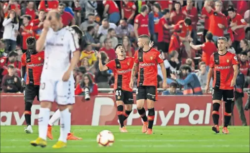  ??  ?? GOLEADOR. Leo Suárez celebra su tanto ante el Albacete, el que abrió el camino hacia la victoria de su equipo.