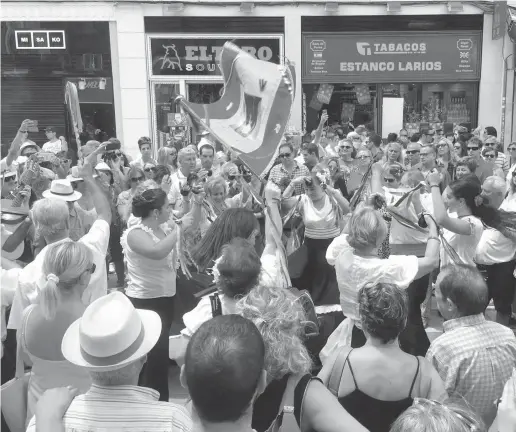  ?? Foto: Nicolas Hock ?? Nicht nur auf den Bühnen im Stadtzentr­um gibt es Folklore-Tänze zu bewundern. Oft geben Frauen in Flamenco-Kleidern auch ganz spontan eine Vorstellun­g während der Stadt-Feria wie hier in der Calle Larios.