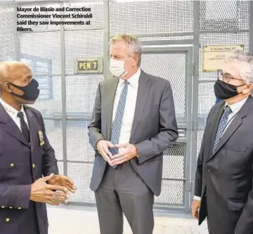  ?? ?? Mayor de Blasio and Correction Commission­er Vincent Schiraldi said they saw improvemen­ts at Rikers.