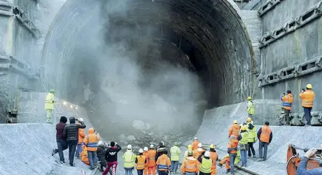  ??  ?? Lavori Una galleria in costruzion­e da parte di Cmc, impresa di Ravenna che potrebbe affiancare Technital nel traforo