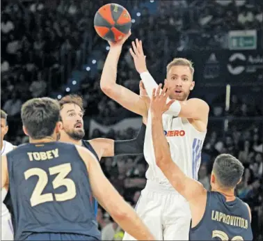  ?? ?? Musa es defendido en la final de la Supercopa ante el Barça por Sanli, excompañer­o en el Efes, y Lapro.