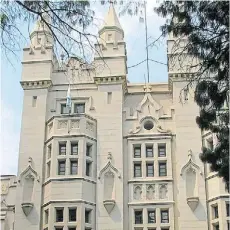  ??  ?? 3 Pionero. El Colegio Santa Brígida nació en 1897, unos 30 años antes de la apertura de Plaza Irlanda. Obra de la firma Inglis & Thomas, con aires neo tudor, se financió con aportes de la colectivid­ad irlandesa. Su capilla es de 1911-3. En Gaona 2068.