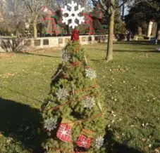  ?? DAMIAN CAMPBELL ?? Damian Campbell and his family decorate a tree at their grandparen­ts’ gravesite. This is the 2017 Christmas tree.